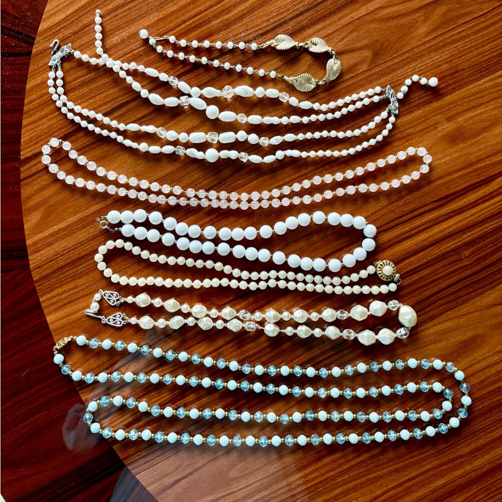 7 Vintage necklaces consisting of glass and plastic.